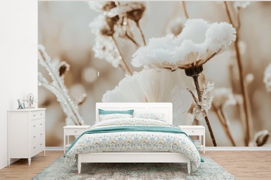 Behang – Fotobehang Bloemen – Winter – Wit – Sneeuw – Beige – Breedte 350 cm x hoogte 260 cm