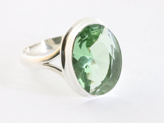 Bague argentée haute brillance avec améthyste verte – taille 20