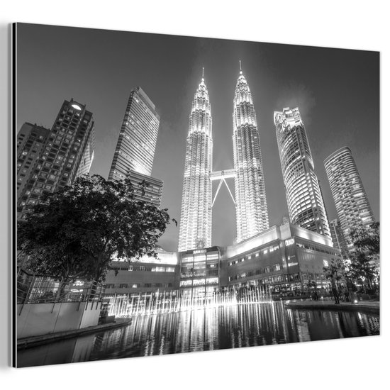 Décoration murale Métal – Peinture Aluminium – Les Tours Petronas illuminées le soir – noir et blanc – 150×100 cm