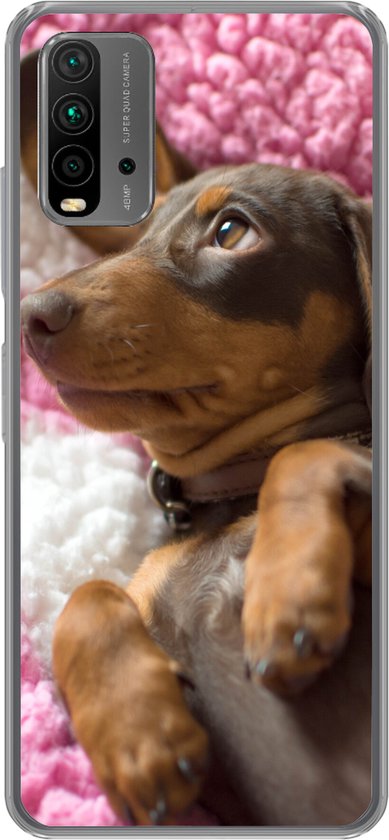 Convient pour coque Xiaomi Redmi 9T – Un chiot teckel sur une couverture rose – Coque de téléphone en Siliconen