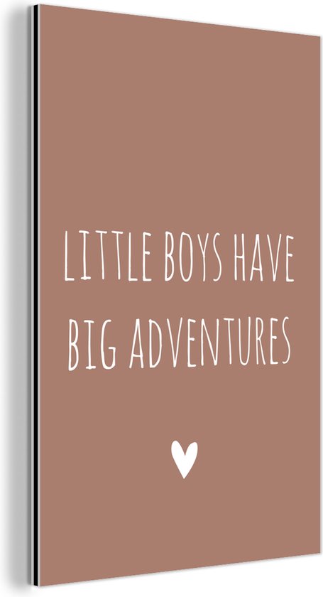 Décoration murale Métal – Peinture Aluminium Industriel – Citation anglaise « Les petits garçons ont de grandes aventures » avec un coeur sur fond marron – 20×30 cm – Dibond – Photo sur aluminium – Décoration murale industrielle – Pour le salon/chambre