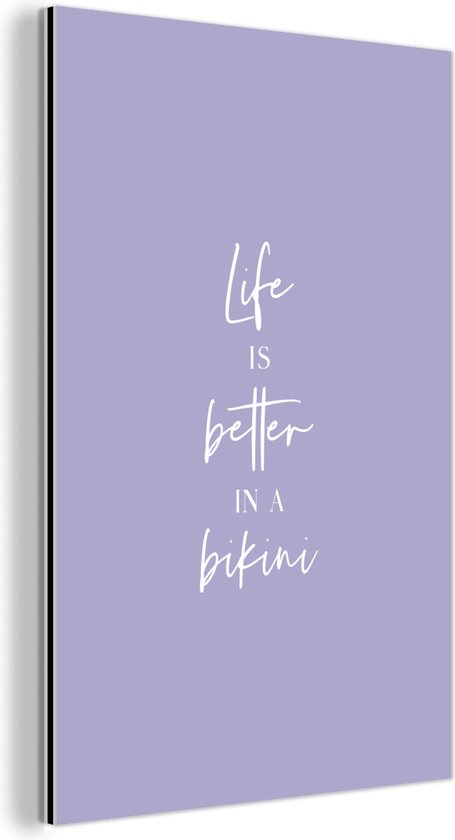 Décoration murale Métal – Peinture Aluminium Industriel – La Life est meilleure en bikini – Violet – Citation – 40×60 cm – Dibond – Photo sur aluminium – Décoration murale industrielle – Pour le salon / chambre