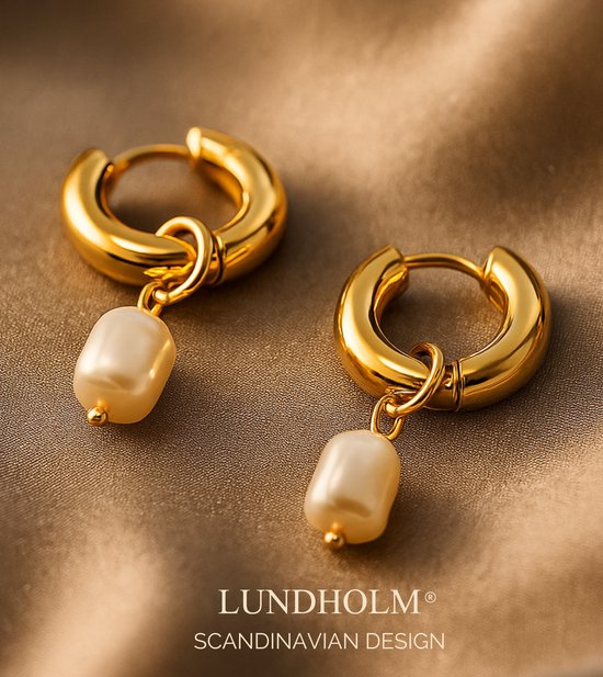 Boucles d&rsquo;oreilles Lundholm plaquées or 18 Luxe pour femme, couleur or avec perle d&rsquo;imitation – Acier inoxydable de Premium , étanche – Idées cadeaux pour femme – Design scandinave