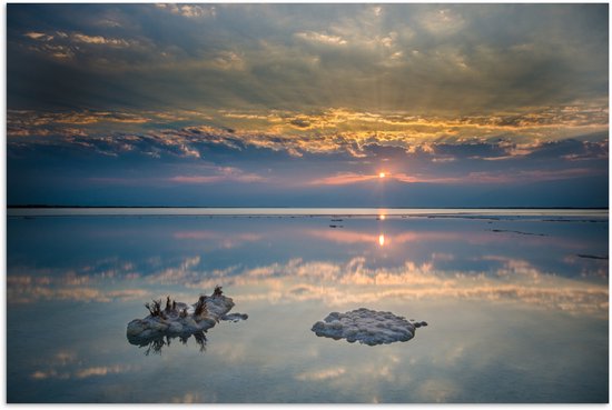 Deux formations de sel dans la Mer Morte lors d&rsquo;un lever de soleil en Jordanie Poster 180×120 cm – Tirage photo sur Poster (décoration murale salon / chambre) XXL / Groot format!