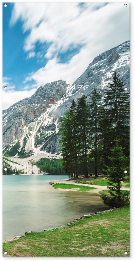 Décoration murale extérieure Pins au bord du lac Lago di Braies en Italie – 80×160 cm – Toile jardin – Affiche extérieure