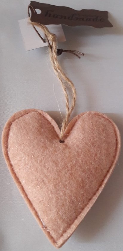 Complétez votre ambiance cosy avec ce cœur décoratif (10 cm x 12 cm). De couleur vieux rose et équipé d&rsquo;une ficelle avec laquelle ce cœur légèrement rempli peut être accroché. Pour vous-même ou commandez un cadeau