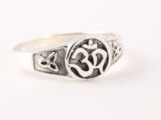 Bague en argent fin avec signe ohm – taille 18,5