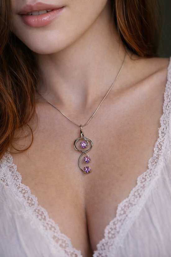 Collier fait main FIAMMA – Collier 45 cm – Longueur 7 cm x 3 cm – Design italien avec SWAROVSKI ELEMENTS™ Bijou en matériau plaqué rhodium.