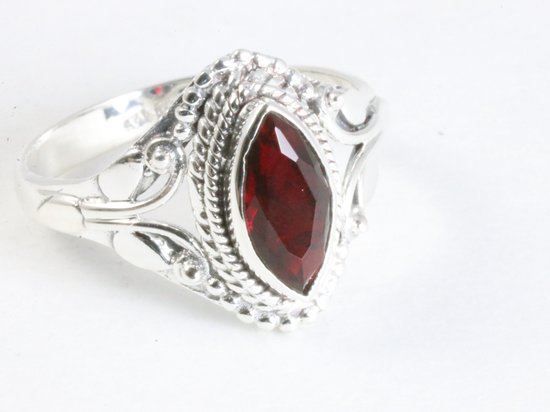 Bague en argent finement travaillée avec grenat – taille 18,5