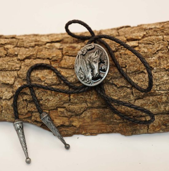 Cravate bolo avec tête de cheval argentée et plumes sur bouclier ovale noir – amusantes cravates de chevaux – belles cravates d&rsquo;équitation western – corde en cuir avec un cheval pour le cou – cravates western – cravate de mariage – cravate de marié