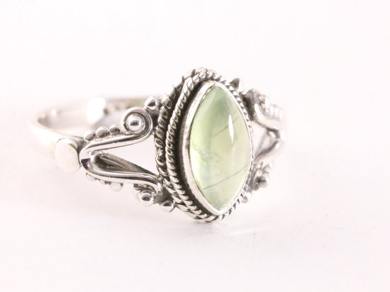 Bague en argent finement travaillée avec préhnite – taille 20