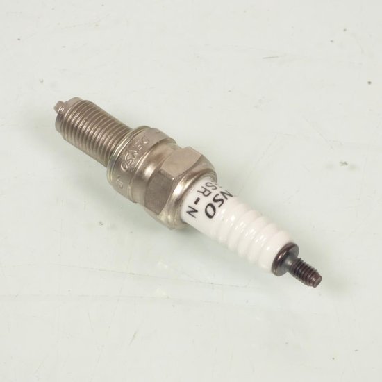 Bougie d&rsquo;allumage Denso pour Scooter Derbi 250 GP1 2006 CR9E Neuf