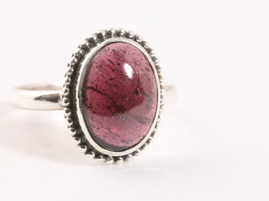 Bague en argent ovale décorée avec grenat – taille 17
