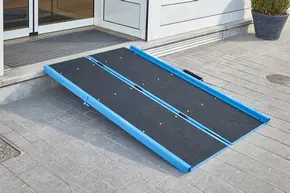 MOTTEZ – Rampe d&rsquo;accès pliable longueur 1,06 m pour chariots, fauteuils roulants, etc. – A380C10