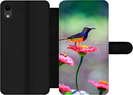 Bookcase Adaptée à la coque de téléphone iPhone XR – Gros plan d&rsquo;un colibri sur des fleurs roses – Avec compartiments – Étui portefeuille avec fermeture magnétique